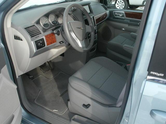 Chrysler Town and Country 2009 photo 3