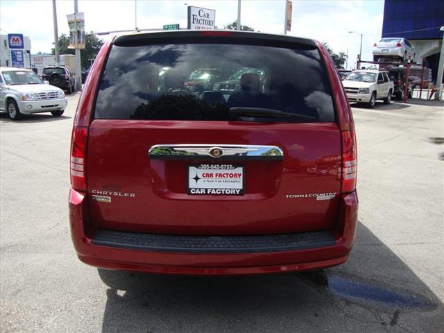 Chrysler Town and Country 2009 photo 2