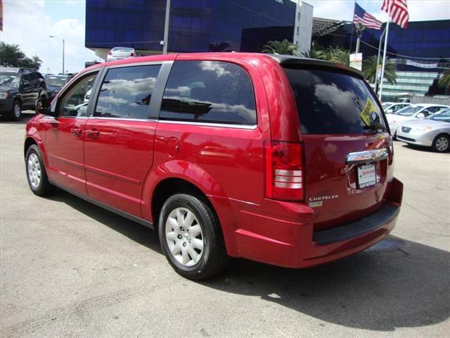 Chrysler Town and Country 2009 photo 3
