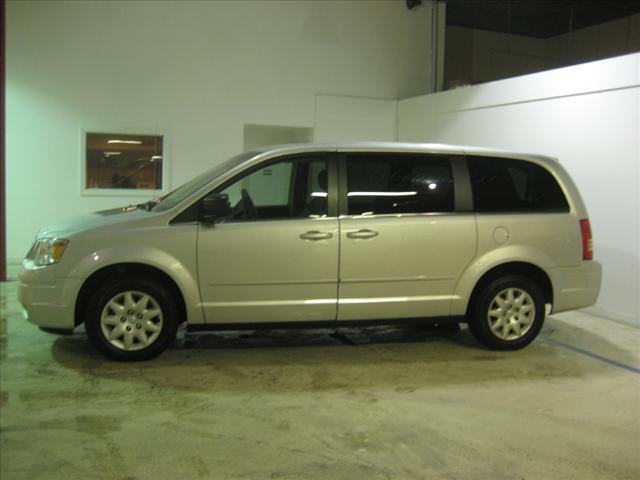 Chrysler Town and Country 2009 photo 2