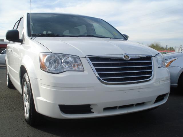 Chrysler Town and Country 2009 photo 2