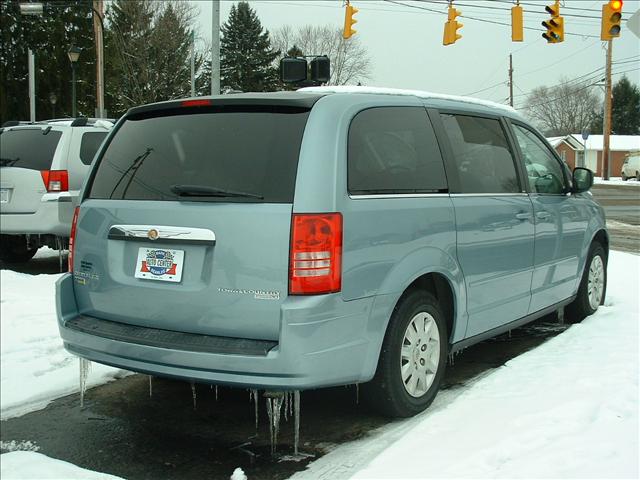 Chrysler Town and Country 2009 photo 2