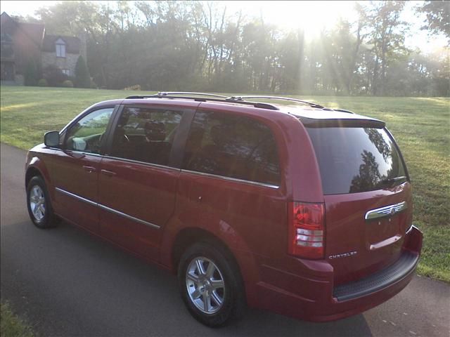 Chrysler Town and Country 2009 photo 2