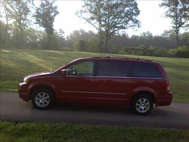 Chrysler Town and Country 2009 photo 3