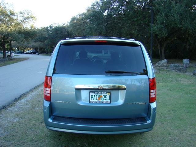 Chrysler Town and Country 2009 photo 1