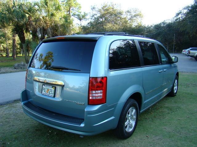 Chrysler Town and Country 2009 photo 2