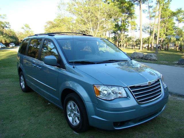 Chrysler Town and Country 2009 photo 3