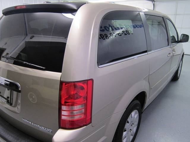 Chrysler Town and Country 2009 photo 2