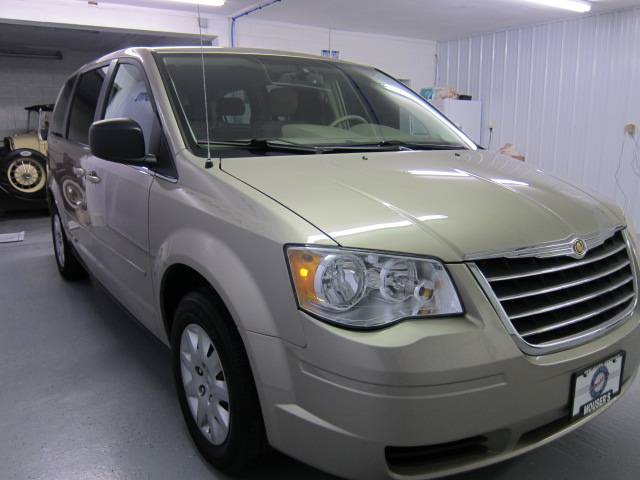 Chrysler Town and Country 2009 photo 3