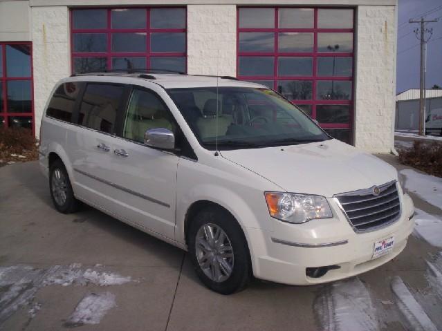 Chrysler Town and Country SLT 25 MiniVan