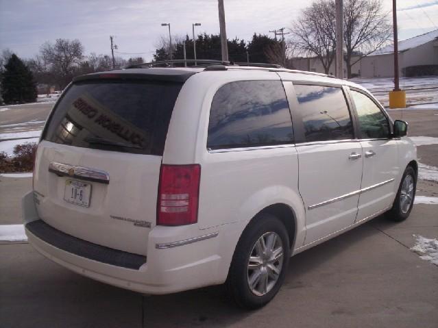 Chrysler Town and Country 2009 photo 2