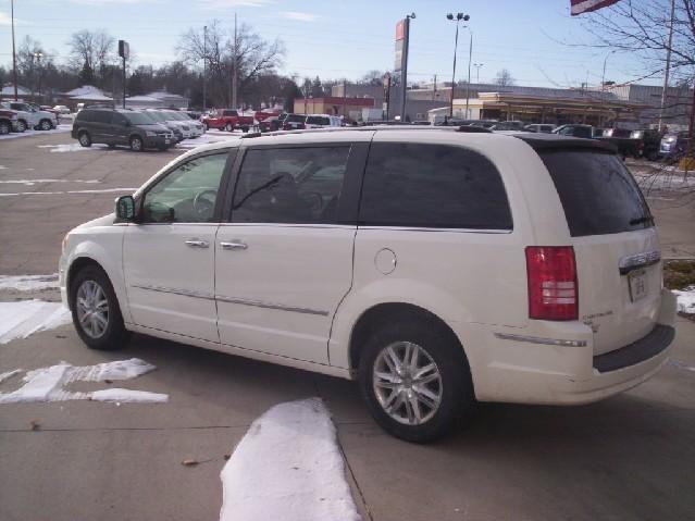 Chrysler Town and Country 2009 photo 3