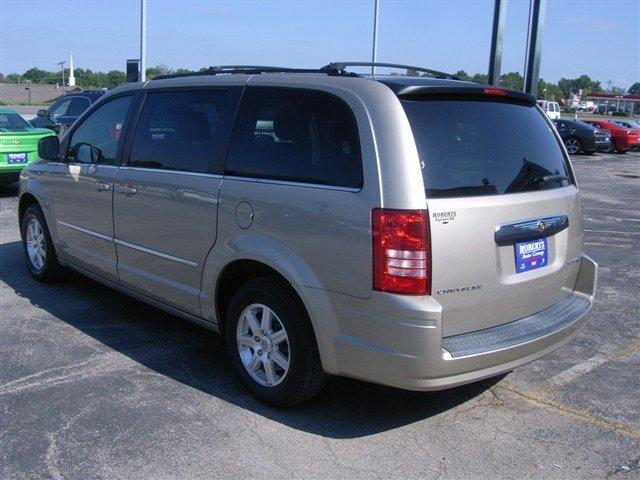Chrysler Town and Country 2009 photo 1