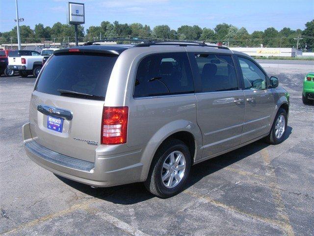 Chrysler Town and Country 2009 photo 2