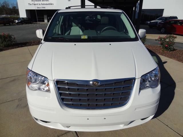 Chrysler Town and Country 2009 photo 1