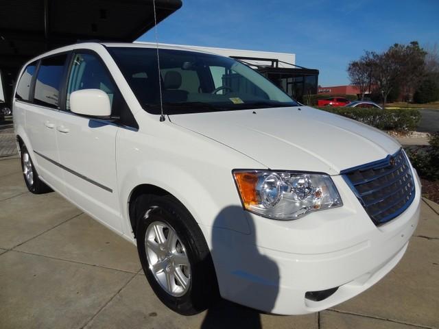 Chrysler Town and Country 2009 photo 2