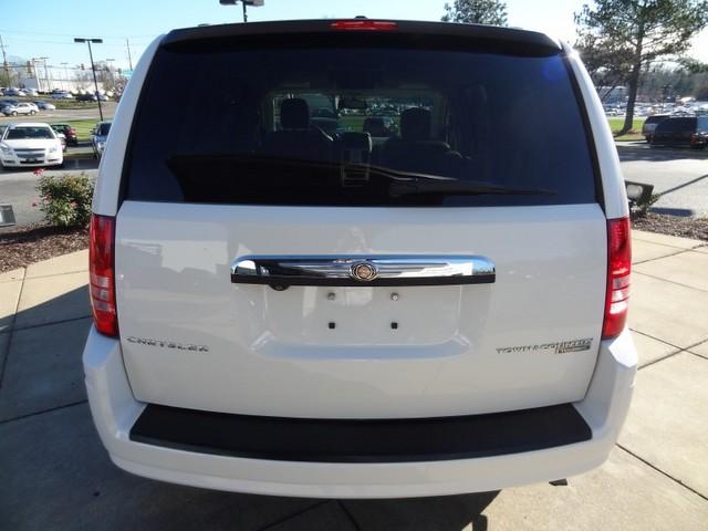 Chrysler Town and Country 2009 photo 3