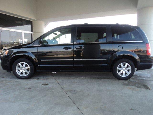 Chrysler Town and Country 2009 photo 2
