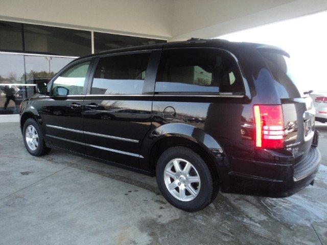 Chrysler Town and Country 2009 photo 3