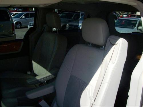 Chrysler Town and Country 2009 photo 3
