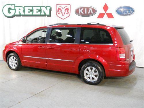 Chrysler Town and Country 2009 photo 2