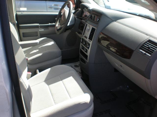 Chrysler Town and Country 2009 photo 3
