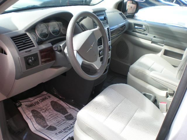 Chrysler Town and Country 2009 photo 4