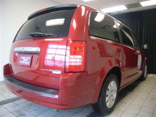 Chrysler Town and Country 2009 photo 2