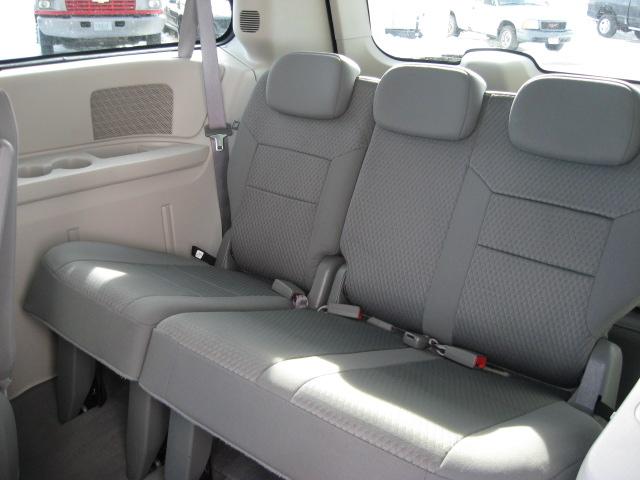 Chrysler Town and Country 2009 photo 2