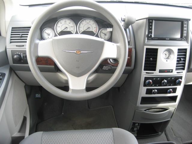 Chrysler Town and Country 2009 photo 3