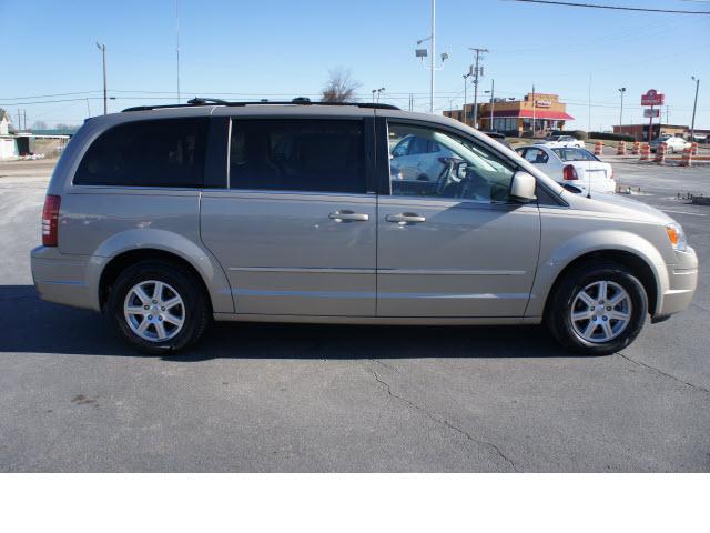Chrysler Town and Country 2009 photo 1
