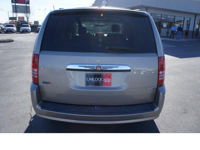 Chrysler Town and Country 2009 photo 2