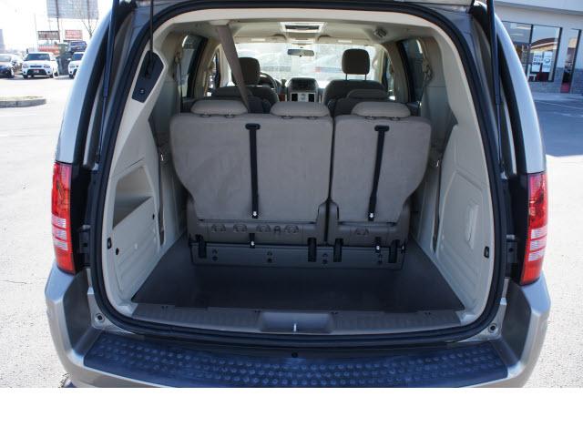 Chrysler Town and Country 2009 photo 3