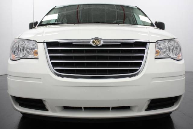 Chrysler Town and Country 2009 photo 2