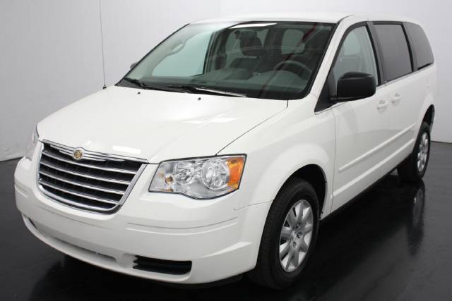 Chrysler Town and Country 2009 photo 3