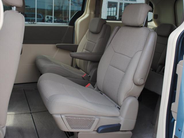 Chrysler Town and Country 2010 photo 2