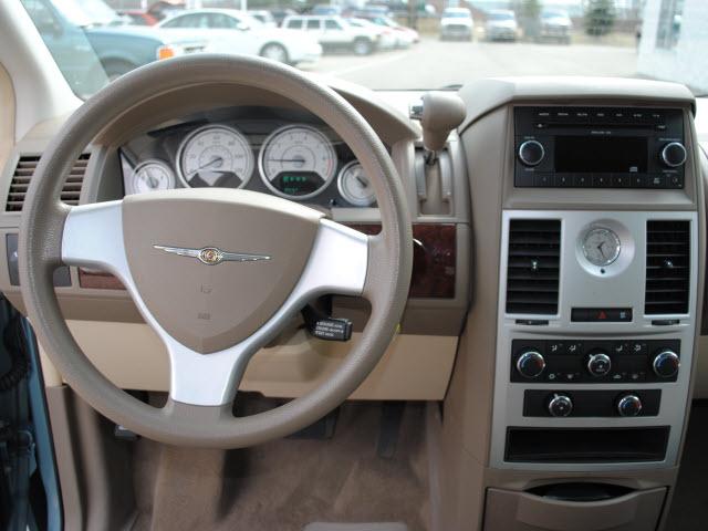 Chrysler Town and Country 2010 photo 4