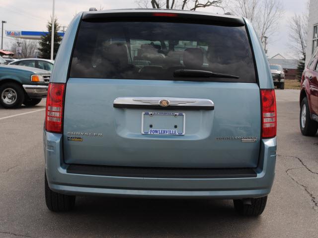 Chrysler Town and Country 2010 photo 5