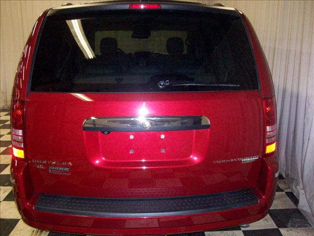 Chrysler Town and Country 2010 photo 2