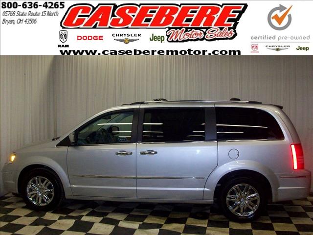 Chrysler Town and Country SLT 25 MiniVan