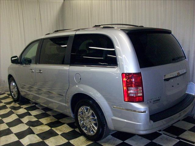 Chrysler Town and Country 2010 photo 2