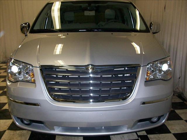 Chrysler Town and Country 2010 photo 3