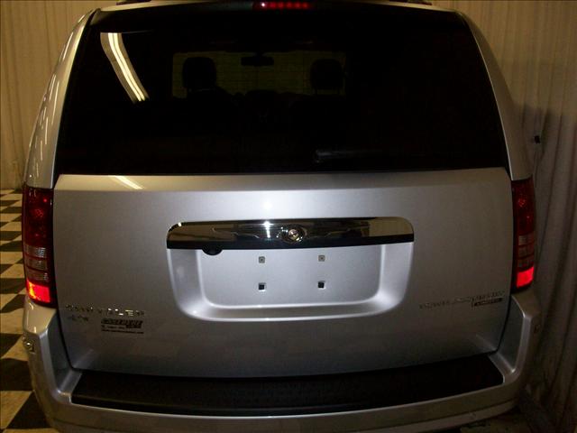 Chrysler Town and Country 2010 photo 4