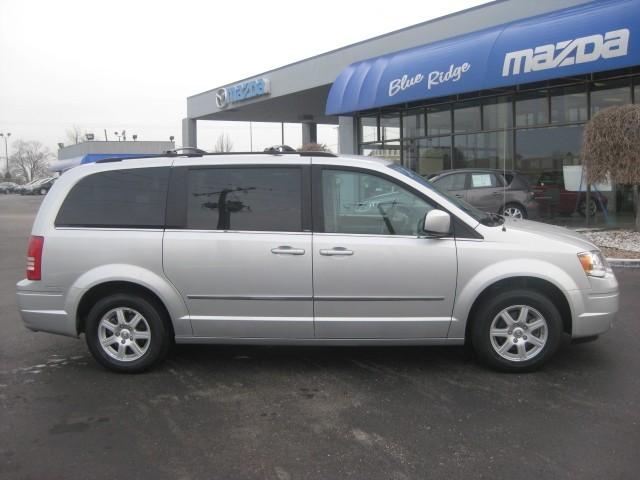 Chrysler Town and Country 2010 photo 1