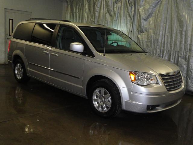 Chrysler Town and Country 2010 photo 1