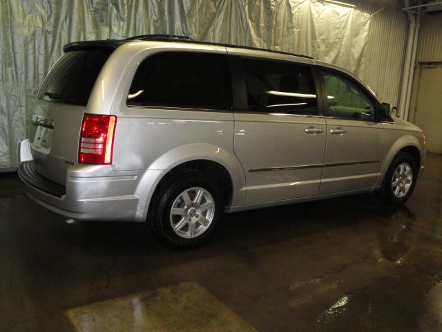 Chrysler Town and Country 2010 photo 2