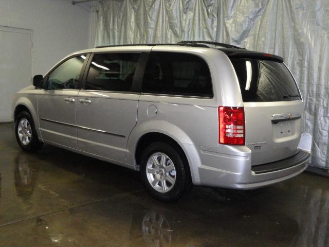 Chrysler Town and Country 2010 photo 3