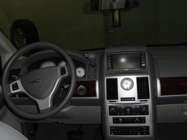 Chrysler Town and Country 2010 photo 5