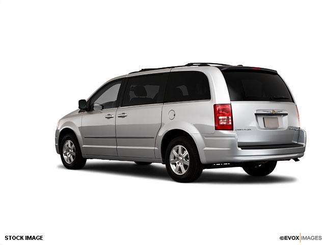Chrysler Town and Country 2010 photo 2