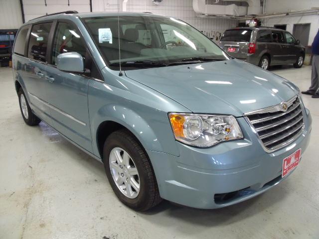 Chrysler Town and Country 2010 photo 1